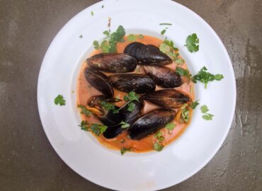 mussels in creamy tomato broth